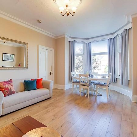 Spacious Ealing Broadway Apartment لندن المظهر الخارجي الصورة
