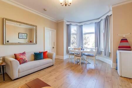 Spacious Ealing Broadway Apartment لندن المظهر الخارجي الصورة