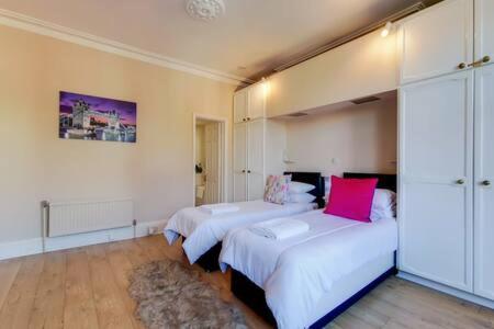 Spacious Ealing Broadway Apartment لندن المظهر الخارجي الصورة