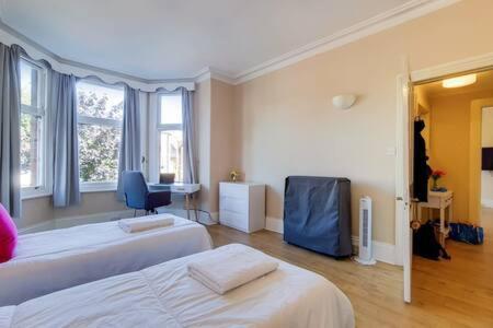 Spacious Ealing Broadway Apartment لندن المظهر الخارجي الصورة