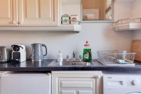 Spacious Ealing Broadway Apartment لندن المظهر الخارجي الصورة