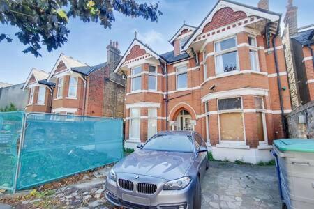 Spacious Ealing Broadway Apartment لندن المظهر الخارجي الصورة