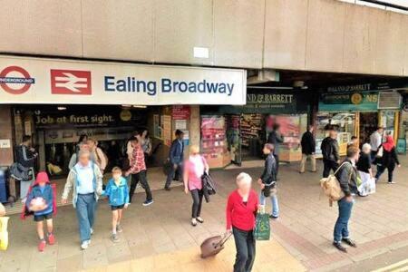 Spacious Ealing Broadway Apartment لندن المظهر الخارجي الصورة