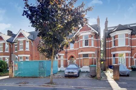 Spacious Ealing Broadway Apartment لندن المظهر الخارجي الصورة